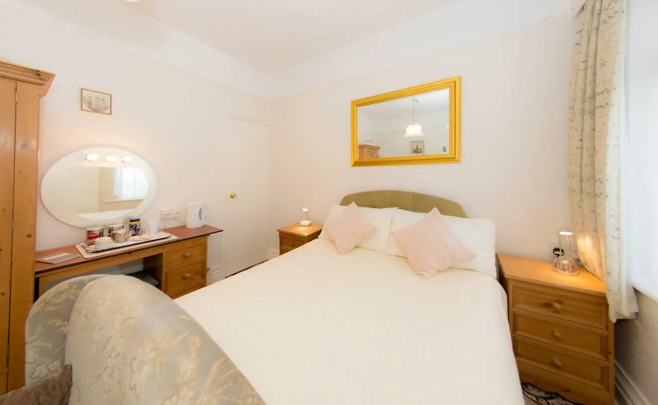 Shoreline Accommodation Bournemouth 4*,